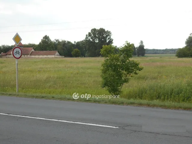 Eladó kereskedelmi és ipari ingatlan Balatonkeresztúr, Belterület 29271 nm