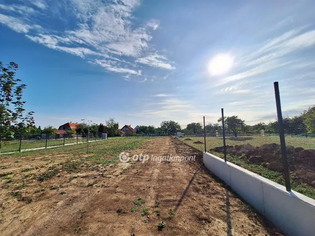 Eladó telek Balatonszárszó, Családi házas lakóövezet 746 nm