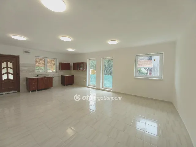 Eladó üdülő és hétvégi ház Balatonmáriafürdő, Vízpart 75 nm