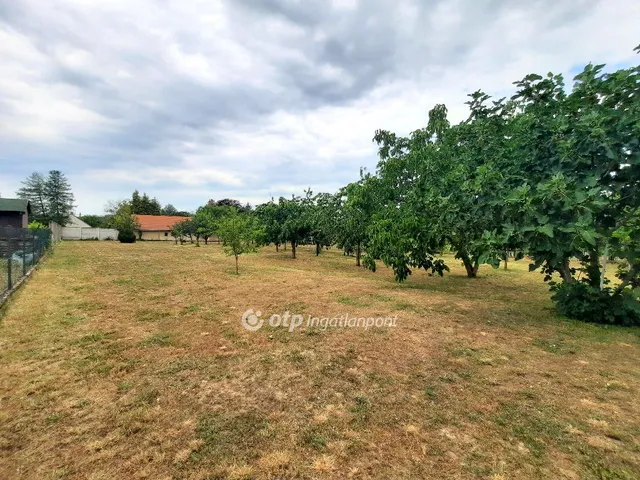 Eladó telek Balatonszárszó 1838 nm