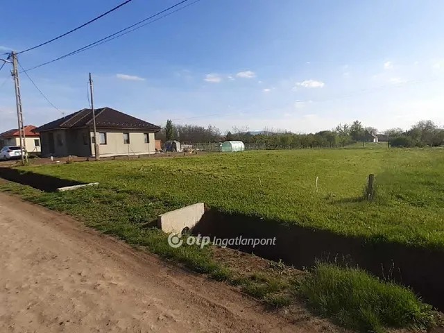 Eladó telek Atkár 720 nm