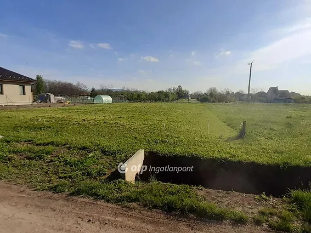 Eladó telek Atkár 720 nm