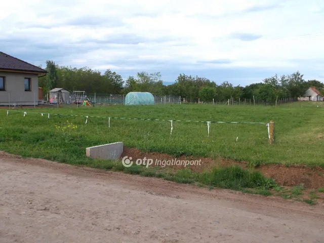 Eladó telek Atkár 720 nm
