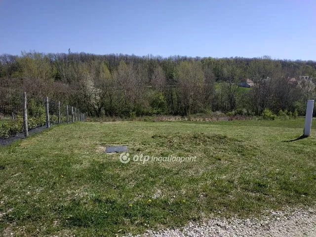 Eladó telek Eplény 800 nm