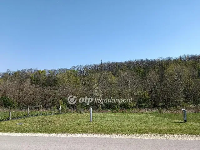 Eladó telek Eplény 800 nm