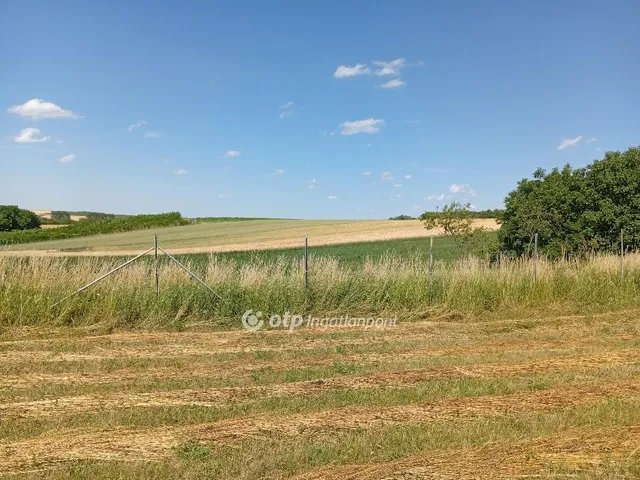 Eladó telek Csetény 3896 nm