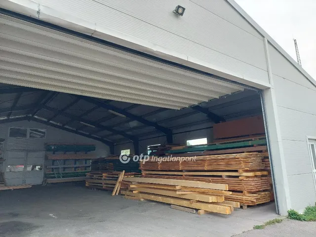 Eladó kereskedelmi és ipari ingatlan Veszprém 800 nm