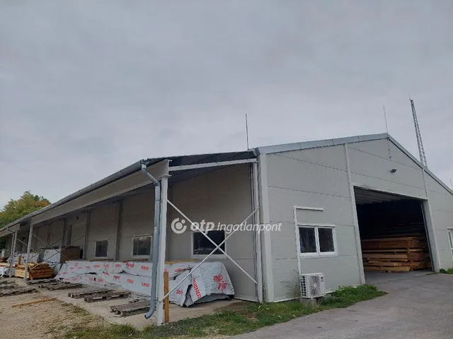 Eladó kereskedelmi és ipari ingatlan Veszprém 800 nm