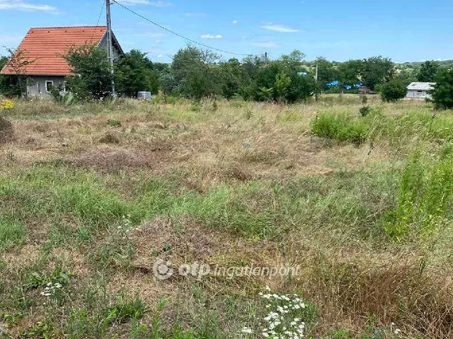 Eladó telek Felcsút, Központi 734 nm