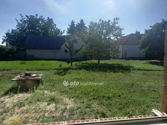 Eladó kereskedelmi és ipari ingatlan Komárom, Központi 390 nm