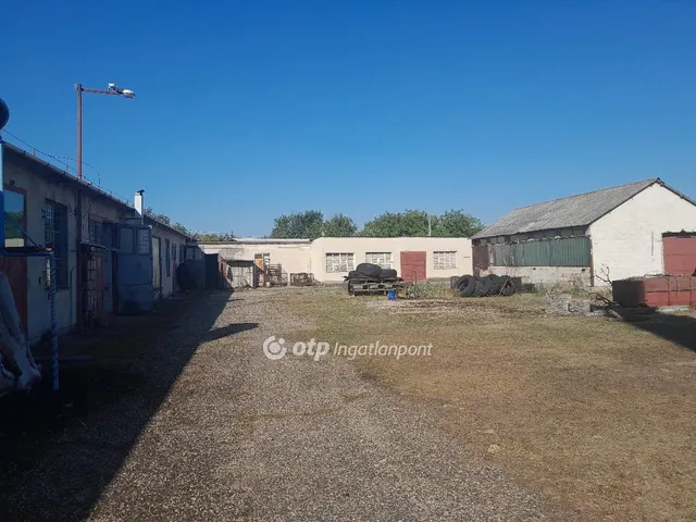 Eladó kereskedelmi és ipari ingatlan Tata, Központi, városi 1100 nm