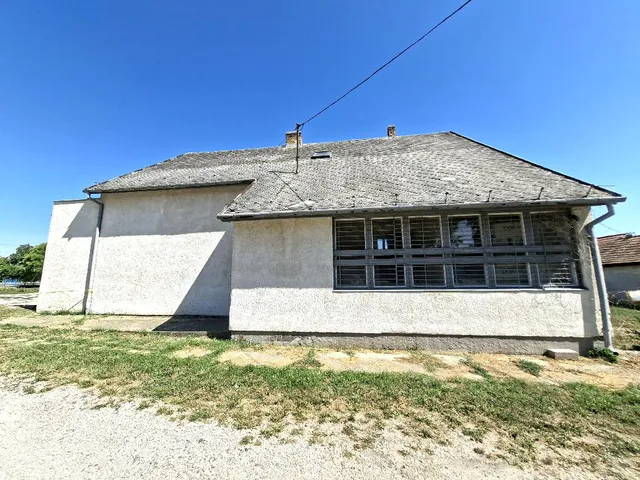 Eladó kereskedelmi és ipari ingatlan Martonvásár 140 nm