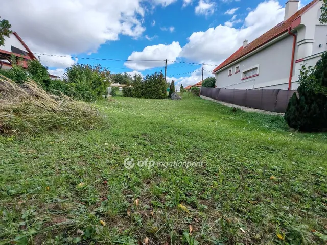 Eladó telek Gyermely 748 nm