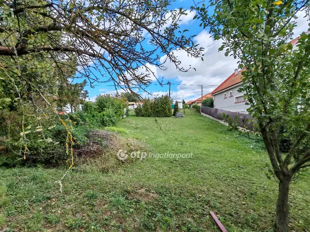 Eladó telek Gyermely 748 nm