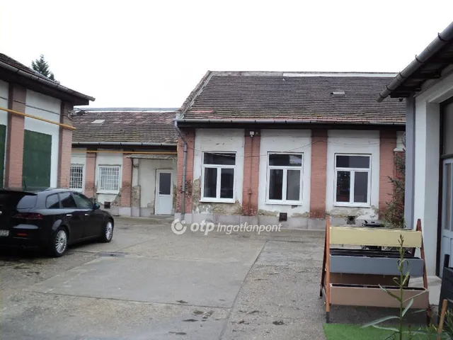 Eladó kereskedelmi és ipari ingatlan Budapest X. kerület 3823 nm