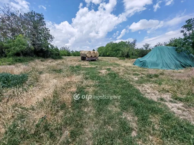Eladó telek Tök 1176 nm