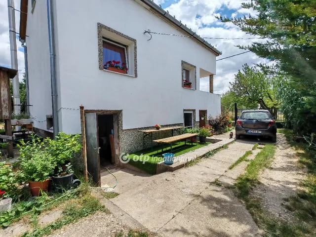 Eladó nyaraló Sóskút 83 nm