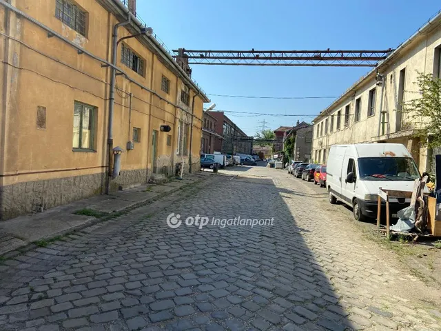 Kiadó kereskedelmi és ipari ingatlan Budapest IV. kerület, Zsilip utca 330 nm