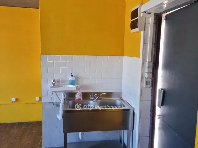 Kiadó kereskedelmi és ipari ingatlan Budapest XXI. kerület, Víztorony 22 nm