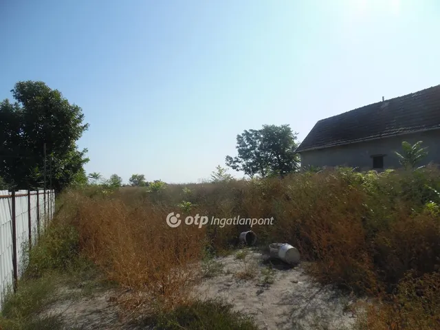 Eladó telek Kömlő 704 nm