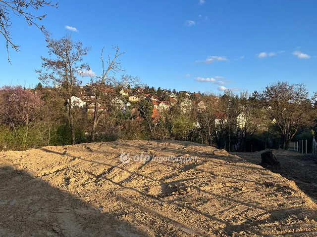 Eladó telek Üröm 1169 nm