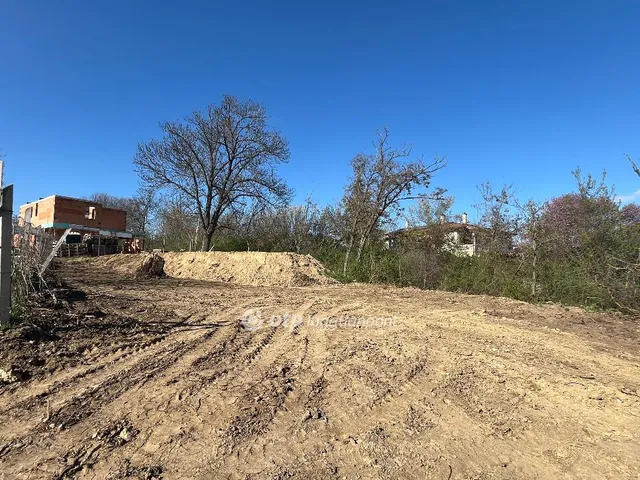 Eladó telek Üröm 1169 nm