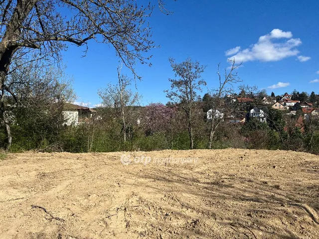 Eladó telek Üröm 1169 nm