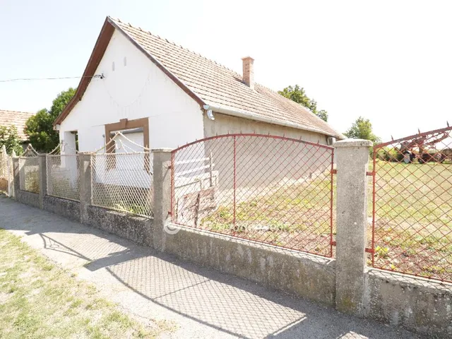 Eladó ház Lórév 72 nm