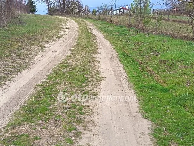 Eladó telek Taksony 2555 nm