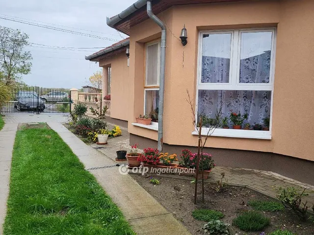 Eladó ház Hajdúhadház, Főút 120 nm
