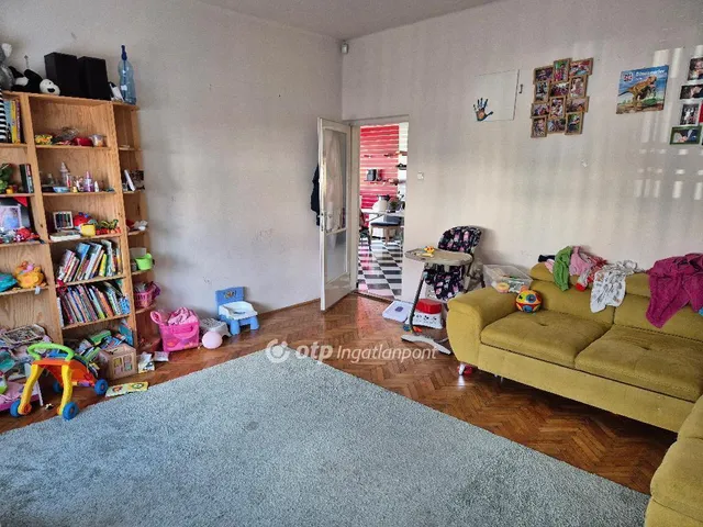 Kiadó ház Debrecen, Pércsikert 200 nm