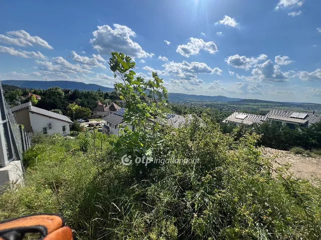 Eladó telek Üröm 800 nm