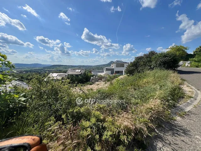 Eladó telek Üröm 800 nm