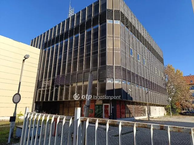 Eladó kereskedelmi és ipari ingatlan Szolnok 5500 nm