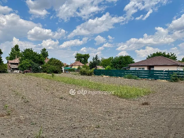 Eladó telek Deszk, Cukrászdával szembe 800 nm