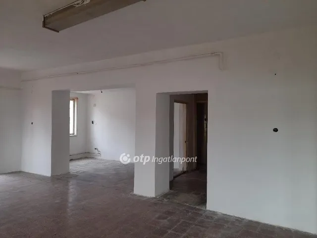 Eladó kereskedelmi és ipari ingatlan Pitvaros, központhoz közel 180 nm