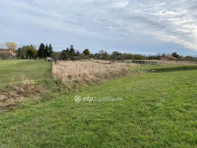 Eladó telek Tiszafüred, Északi településrészen Tisza-tavi gát mellett 1172 nm