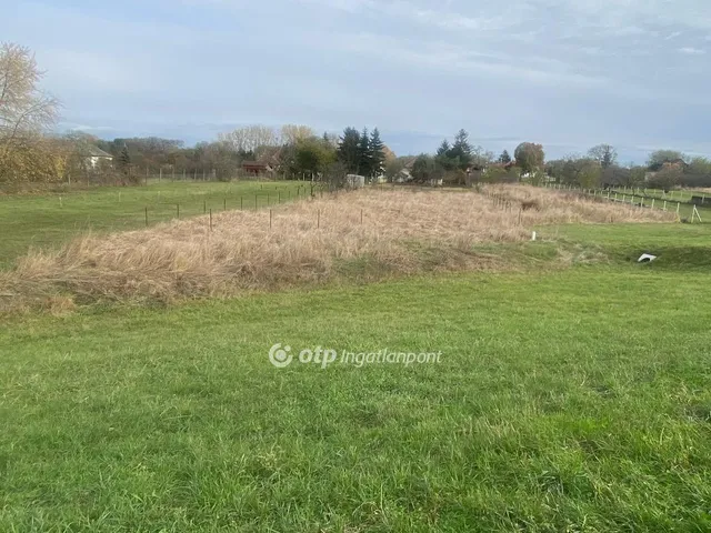 Eladó telek Tiszafüred, Északi településrészen Tisza-tavi gát mellett 1172 nm