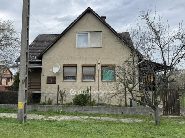 Eladó ház Tiszacsege 239 nm