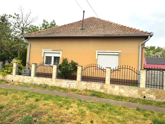 Eladó ház Tiszanána 136 nm