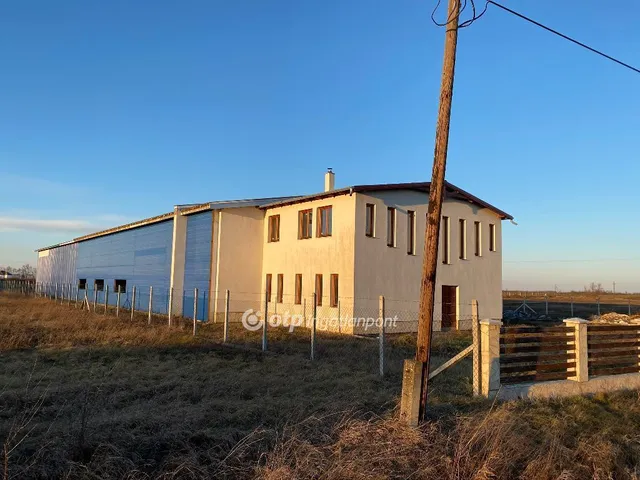 Eladó kereskedelmi és ipari ingatlan Kunhegyes 1200 nm