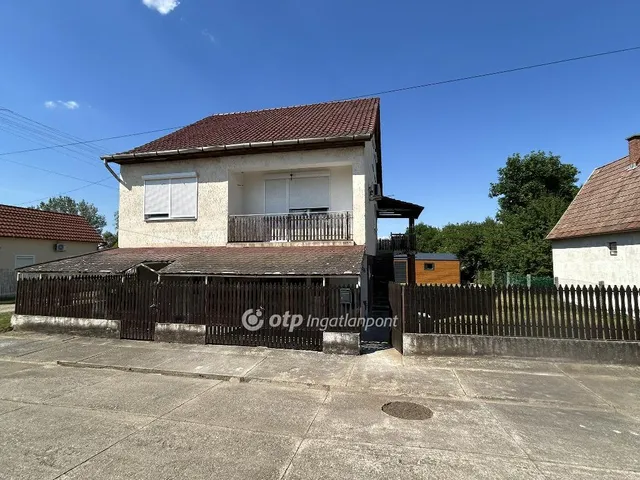 Eladó ház Tiszacsege 199 nm