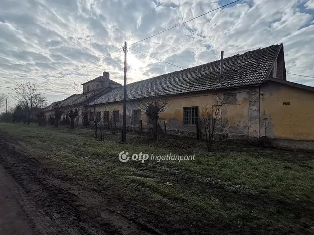 Eladó kereskedelmi és ipari ingatlan Medgyesegyháza 2210 nm