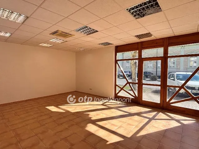 Kiadó kereskedelmi és ipari ingatlan Békéscsaba 75 nm