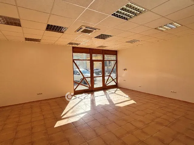 Kiadó kereskedelmi és ipari ingatlan Békéscsaba 75 nm