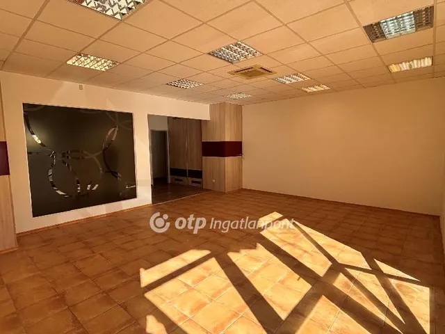 Kiadó kereskedelmi és ipari ingatlan Békéscsaba 75 nm