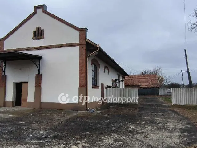Eladó kereskedelmi és ipari ingatlan Szeghalom 250 nm