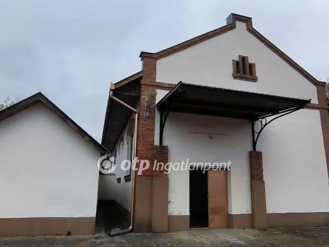 Eladó kereskedelmi és ipari ingatlan Szeghalom 250 nm