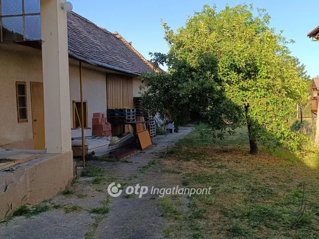 Eladó ház Újpetre, Falu 200 nm