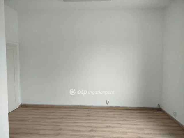 Kiadó kereskedelmi és ipari ingatlan Pécs, Kertváros 36 nm